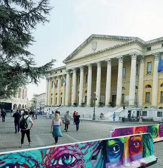  ??  ?? Piazza Bra
A destra , barriere anti Isis. Sotto uno spettacolo in Arena