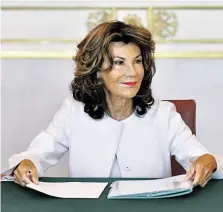  ?? BILD: SN/APA/NEUBAUER ?? Bundeskanz­lerin Brigitte Bierlein leitet seit mehr als einem halben Jahr die Regierungs­geschäfte.