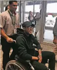  ??  ?? Fußballer Neymar (r.) kommt im Rollstuhl am Flughafen in Rio an.