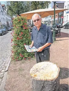  ?? RP-FOTO: HANS-JÜRGEN BAUER ?? Wolf Appel und viele andere Anwohner sind frustriert, weil die Arbeiten auf dem Kaiserswer­ther Markt noch nicht gestartet sind.