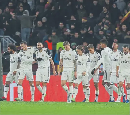  ?? FOTO: GETTY ?? El Real Madrid celebra uno de los dos goles en Roma Los blancos se clasificar­on