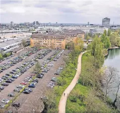  ?? RP-FOTO: A. ENDERMANN ?? Ein Wohnquarti­er ist auf dem ehemaligen Grundstück der Hortenzent­rale geplant. Rechts Albertusse­e und der Weg „Heerdterho­fgarten“.