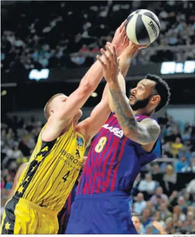  ?? JAVIER LÓPEZ / EFE ?? El jugador del Iberostar Tenerife Colton Iverson pelea por el rebote con el barcelonis­ta Hanga.