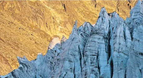  ??  ?? Bernd Ritschels Bergfotogr­afien (links Mont Blanc) sind unter Liebhabern bekannt. Im Buch „Alpenglets­cher“zeigt er mit Aufnahmen den Zustand der Gletscher.
