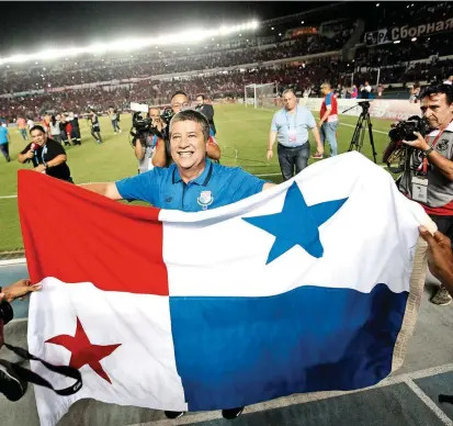  ?? FOTO ?? A sus 61 años de edad, Hernán Darío Gómez demuestra que aún está vigente en el fútbol, al llevar a otra selección a un Mundial de fútbol. Panamá está de fiesta gracias al antioqueño.