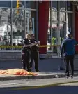  ?? Foto: Cole Burston, afp ?? Sicherheit­skräfte untersuche­n den Un fallort in Toronto.
