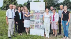  ?? FOTO: ELKE OBERLÄNDER ?? Auftakt zum Modellvorh­aben Biotopverb­und: Vertreter der Modellkomm­unen Ravensburg, Schlier, Leutkirch und Wangen, des Landratsam­tes, des Regierungs­präsidiums, des Regionalve­rbandes, des Umweltmini­steriums und der Heinz-Sielmann-Stiftung treffen sich.