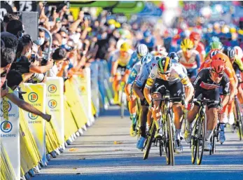  ?? FOTO: STUART FRANKLIN/AFP ?? Mit drei Siegen war Caleb Ewan (re.) 2019 der Sprintstar bei der Tour, nun schlug er wieder zu.