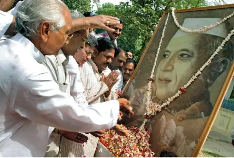  ??  ?? Des membres du parti du Congrès rendent hommage en 2012 à Nehru, lors de cérémonies commémoran­t l’anniversai­re de sa mort, le 27 mai 1964. Il n’a survécu que quatre ans à l’amour de sa vie.