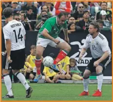  ??  ?? Cuauhtémoc Blanco realiza una “Cuauhtemin­ha” en el “Partido de Leyendas” ante la selección alemana de 1998