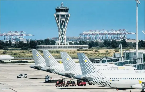  ?? XAVIER CERVERA ?? Aviones de Vueling esperando en El Prat