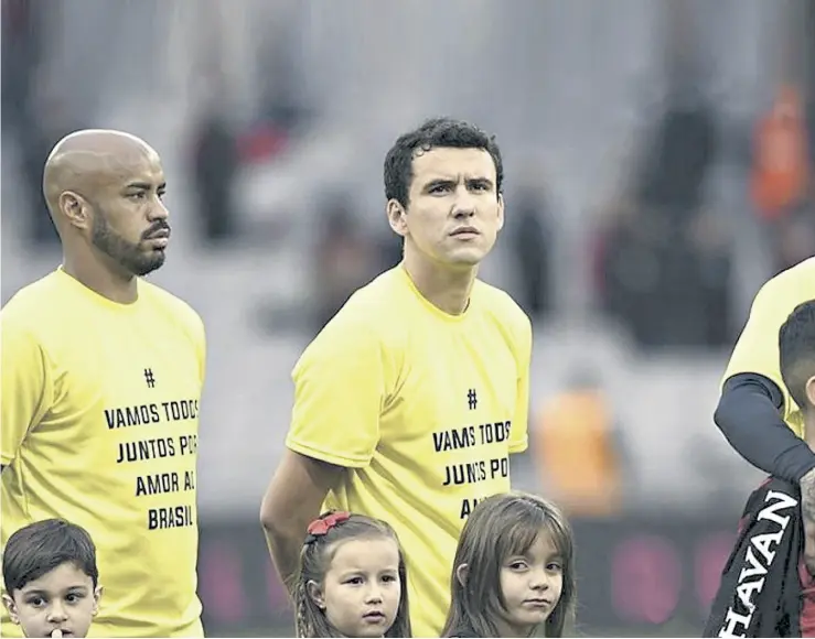  ??  ?? Atlético Paranaense, con el argentino Lucho González, fue multado por entrar en la cancha con una remera en apoyo de Jair Bolsonaro