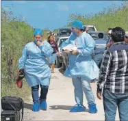  ??  ?? Peritos de la Fiscalía trabajan en la zona donde fue encontrado ayer el cadáver de José Eduardo Javier de la Cruz, en montes de Progreso