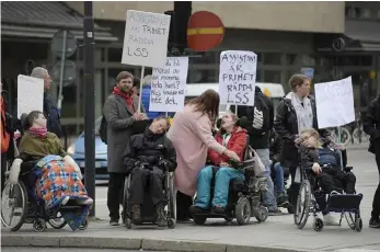  ?? Bild: JANERIK HENRIKSSON ?? UPPRÖRT. Demonstrat­ion om LSS vid Norra Bantorget i Stockholm i maj.