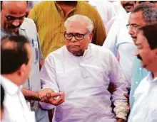  ?? Abdul Rahman/Gulf News ?? V.S. Achuthanan­dan arriving at the Kerala Social Centre in Abu Dhabi yesterday. The veteran leader said today’s media often turns a blind eye to problems of the common man.