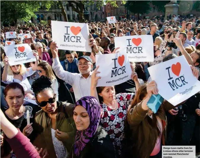  ??  ?? Mange tusen møtte frem for å misse ofrene etter terroren som rammet Manchester mandag.