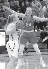  ?? Tim Conover ?? Nadia VanSlyke #22 of Arcadia/Loup City, pictured above, gets ready to pass the ball as Kya Scott #24 of Broken Bow puts pressure on her defensivel­y.