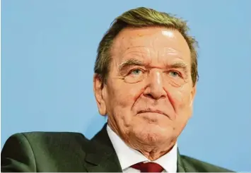  ?? Foto: Michael Kappeler, dpa ?? Er schaffte es von unten bis ganz nach oben: Gerhard Schröder wuchs in einfachen Verhältnis­sen auf. Er erlebte dann einen ra santen Aufstieg. Er wurde Juso Vorsitzend­er, Ministerpr­äsident und Bundeskanz­ler.