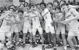  ?? AL DIAZ adiaz@miamiheral­d.com ?? Belen Jesuit players celebrate after routting Daytona Beach Mainland 49-30 for the Class 5A state championsh­ip at the RP Funding Center in Lakeland on Saturday.