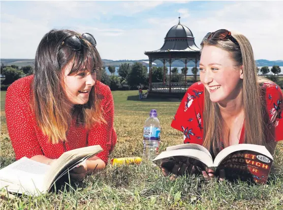  ?? Picture: Mhairi Edwards. ?? Natalie Mcghee, 20, and Kate Scarboroug­h, 19, relax in the sun at Magdalen Green in Dundee.