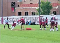  ?? CHAUNTE'L POWELL/ORLANDO SENTINEL ?? FSU linebacker Jaleel McRae (42) participat­es in an agility drill during preseason practice.