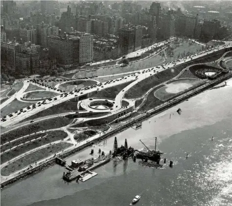  ??  ?? Un échangeur de la Henry Hudson Parkway, à New York, en 1937, réalisé sous la direction de Robert Moses, photograph­ié par Berenice Abbott.