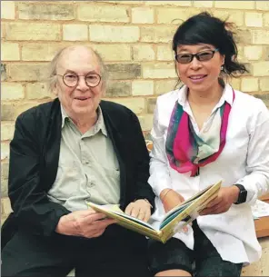  ?? PHOTOS PROVIDED TO CHINA DAILY ?? Yu Rong (right) shows her latest work to British illustrato­r Quentin Blake, an honorary professor of the Royal College of Art.