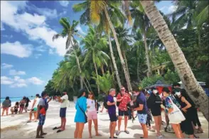  ?? GUAN XIANGDONG / CHINA NEWS SERVICE ?? Internatio­nal tourists enjoy themselves on Boracay island, the Philippine­s, on Tuesday.