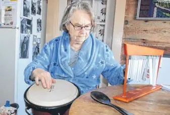  ?? LYNN CURWIN/TRURO NEWS ?? Beth Saunders believes playing music helps her health in many ways. She plays the African drum, chime and Newfoundla­nd ugly stick.