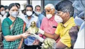  ??  ?? Expelled AIADMK leader VK Sasikala being felicitate­d on her return, in Krishnagir­i district on Monday.