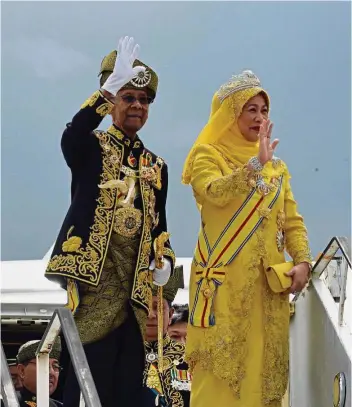  ?? — Filepic ?? The 14th Yang di-Pertuan Agong Tuanku Abdul Halim, and Raja Permaisuri Agong Tuanku Hajah Haminah, were given a royal send-off.