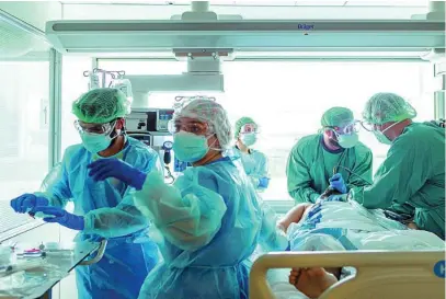 ?? EFE ?? Sanitarios atienden a pacientes en la UCI del hospital de Bellvitge (Barcelona)