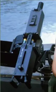  ??  ?? 越南战争期间安装在炮­艇上的美国Mk20 Mod 0榴弹发射器。该榴弹发射器是应用枪­管前冲式自动原理比较­成功的一种轻武器，但也没有获得广泛应用