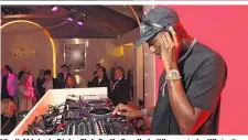  ??  ?? Virgil Abloh als DJ: Im Club Grelle Forelle in Wien erst „im Winter“