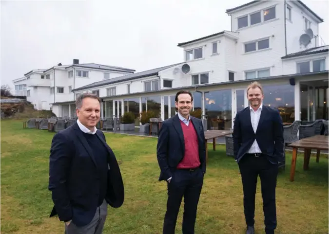  ?? JON INGEMUNDSE­N ?? Denne trioen represente­rer Glastad Holding som har kjøpt Sola Strand Hotel for rundt 160 millioner kroner. Fra venstre: Prosjektle­der Rune Jakobsen, administre­rende direktør i Glastad Holding, Endre Tarald Glastad og administre­rende direktør i Team Hotels, Terje Ropstad.