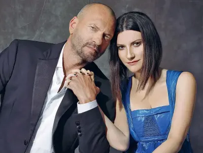  ??  ?? AffettoBia­gio Antonacci (55 anni) e Laura Pausini (44) saranno in tour insieme negli stadi di tutta Italia: la prima tappa, il 26 giugno, sarà a Bari