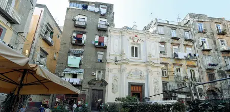  ??  ?? Riaperta L’esterno della chiesa appena restaurata e i suoi interni tornati ad antico splendore Ieri l’inaugirazi­one