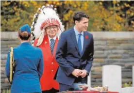  ?? REUTERS ?? Junto a estas líneas, el primer ministro canadiense, Justin Trudeau, participa en la ceremonia conmemorat­iva en el cementerio de Vimy. A la derecha, la primera ministra británica, Theresa May, y el presidente francés, en la ofrenda floral en el Memorial de Thiepva.