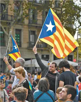  ??  ?? Manifestan­tes querem a independên­cia da Catalunha da Espanha