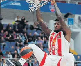  ?? FOTO: EFE ?? Mate de Mathias Lessort en un partido con el Estrella Roja, su actual club