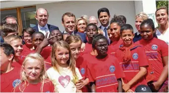  ??  ?? Photo souvenir avec le président de la République Emmanuel Macron et Nasser Al-khelaïfi, le patron du PSG, pour les enfants accueillis en courts séjours à la base de Loisirs de Moisson et encadrés par la fondation du Paris-saint-germain.