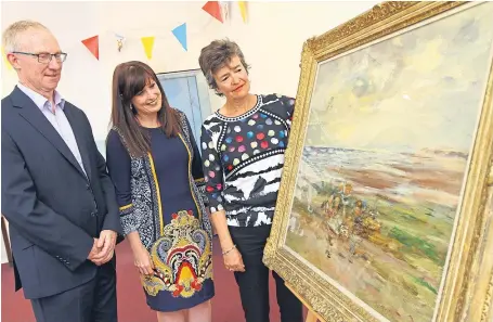  ?? Picture: Dougie Nicolson. ?? From left: Kirkcaldy Galleries collection­s team leader Gavin Grant, Fife Cultural Trust chief executive Heather Stuart and Claire Hunter Chow with the painting Carnoustie Bay, by William Mctaggart.