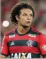  ??  ?? Arão tem 29 anos e joga a trinco. O brasileiro foi treinado por Jorge Jesus quando coincidira­m no Flamengo