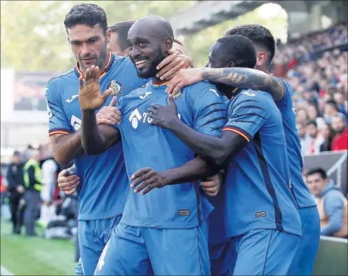  ??  ?? ABRIÓ EL MARCADOR. Foulquier estrenó titularida­d y respondió a la confianza de Bordalás marcando. Aquí celebra el gol con sus compañeros.