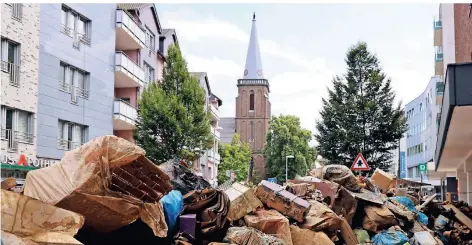  ?? FOTO: UWE MISERIUS ?? Hilfe nach dem Hochwasser wird auch in Leverkusen-opladen dringend benötigt – hier ein Bild wenige Tage nach der Katastroph­e.