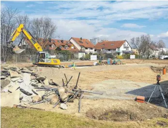  ?? FOTO: REP ?? Seit drei Wochen wird gebaut: Das Bürogebäud­e an der Hähnlehofs­traße soll im April 2018 fertig sein.