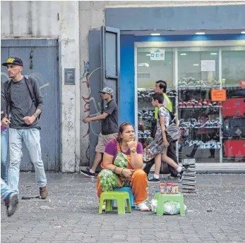  ?? FOTO: IMAGO ?? Eine Straßenver­käuferin auf dem Sabana-Grande-Boulevard im Zentrum der venezolani­schen Hauptstadt Caracas.