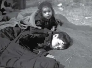 ?? ANGELOS TZORTZINIS/AFP ?? BUTUH BANTUAN: Anak-anak beristirah­at di jalan dekat Mytilene kemarin (11/9) pasca kebakaran menghancur­kan kamp terbesar pengungsi Moria di Pulau Lesbos, Yunani, pada 9 September.