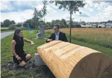  ?? SZ-FOTO: DKD ?? Johanna Schenkl erklärt Achim Gaus die Entstehung des Werks.