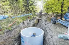  ??  ?? Die Verlegung der neuen Wasserleit­ung im Unteren Stadtwald kommt gut voran.